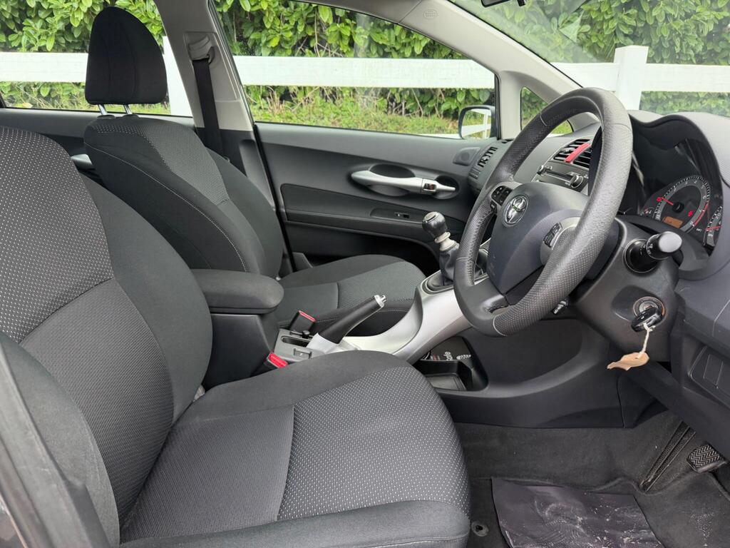 2012 Toyota Auris thumbnail 20