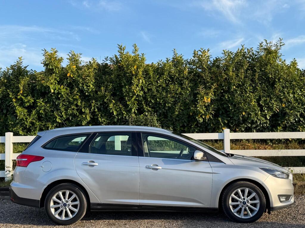 2017 Ford Focus thumbnail 12