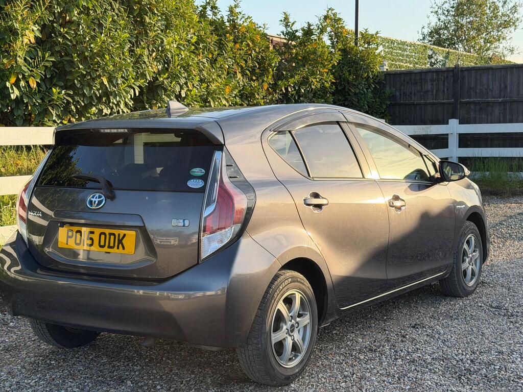 2015 Toyota Aqua thumbnail 13