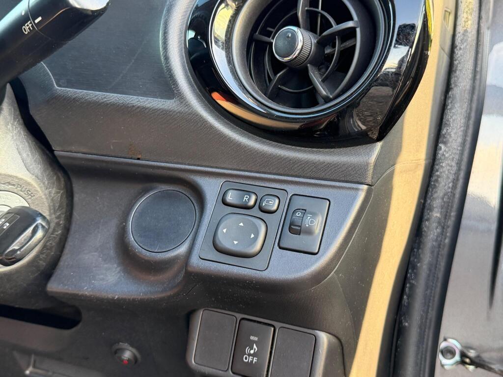 2015 Toyota Aqua thumbnail 21