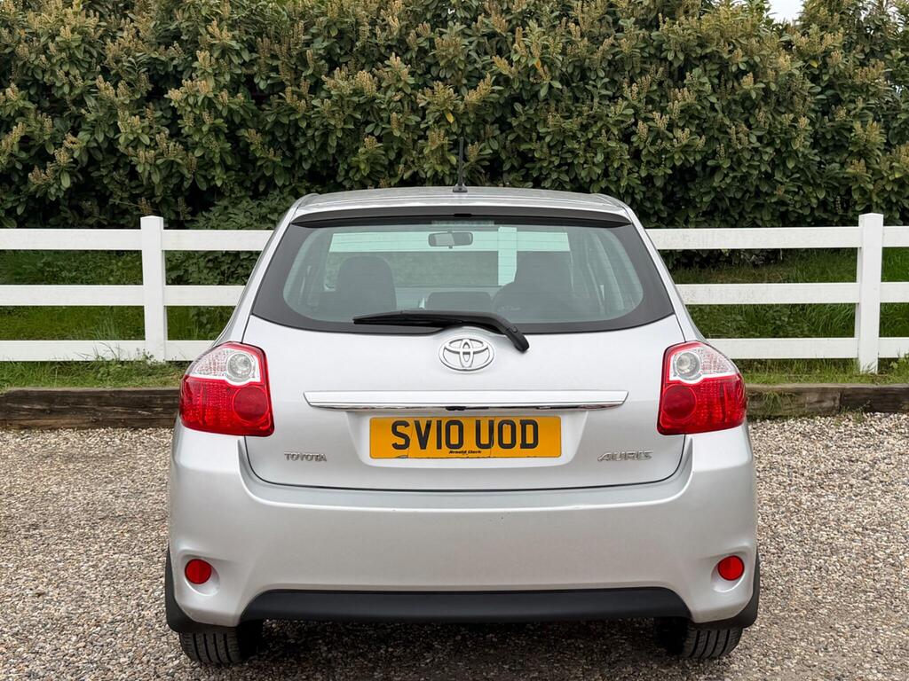 2010 Toyota Auris thumbnail 11