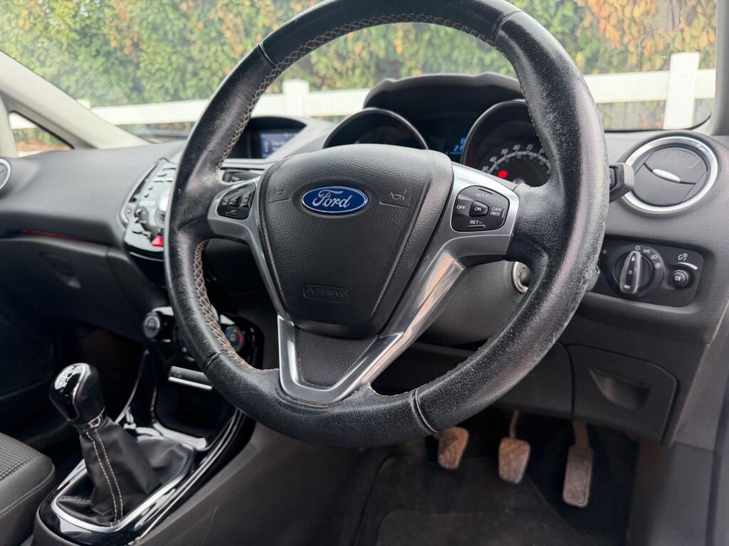 2015 Ford Fiesta thumbnail 28