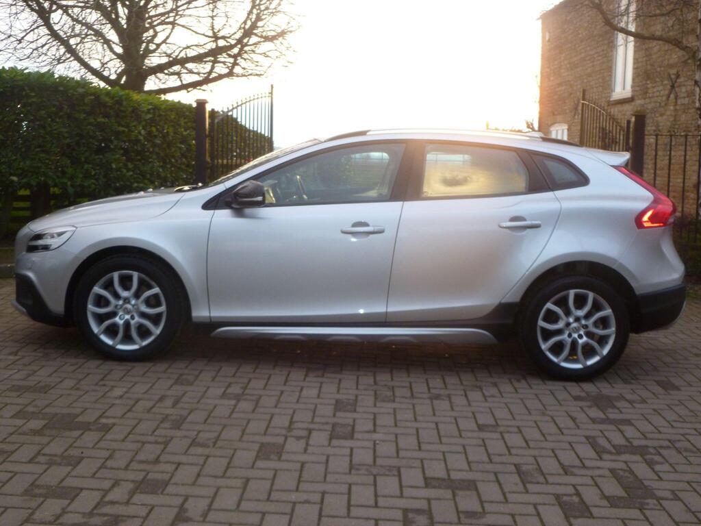 Volvo V40 Cross Country Hatchback 2.0 T3 Pro Euro 6 (s/s) 5dr
