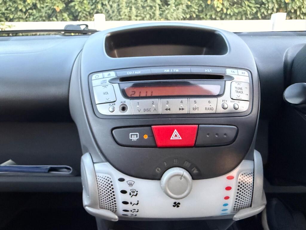 2011 Peugeot 107 thumbnail 23