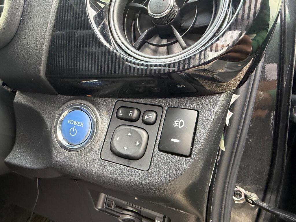 2017 Toyota Yaris thumbnail 26