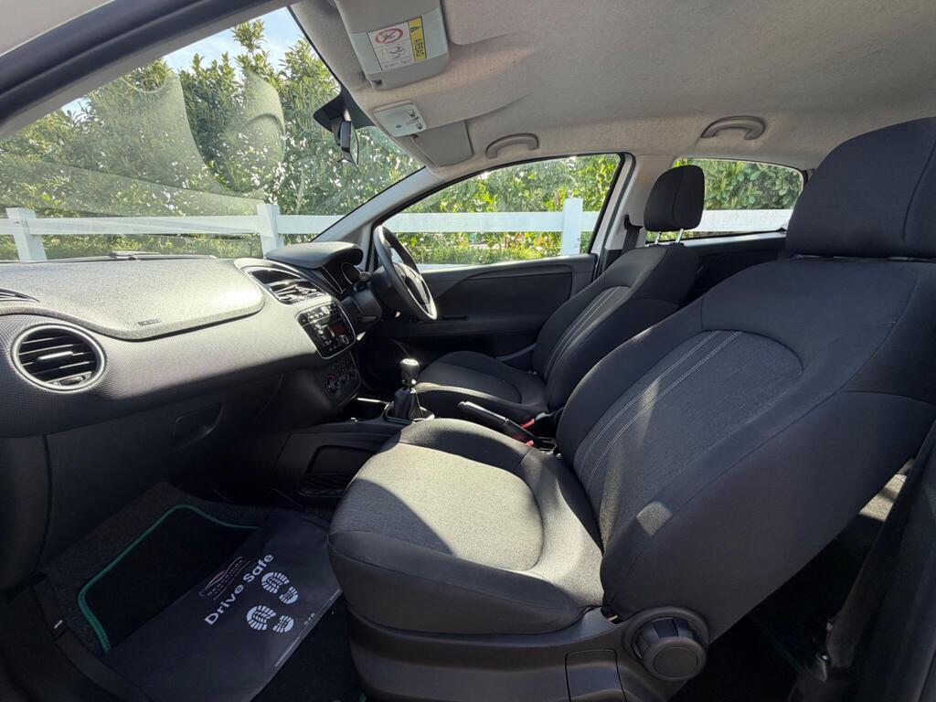 2015 Fiat Punto thumbnail 23