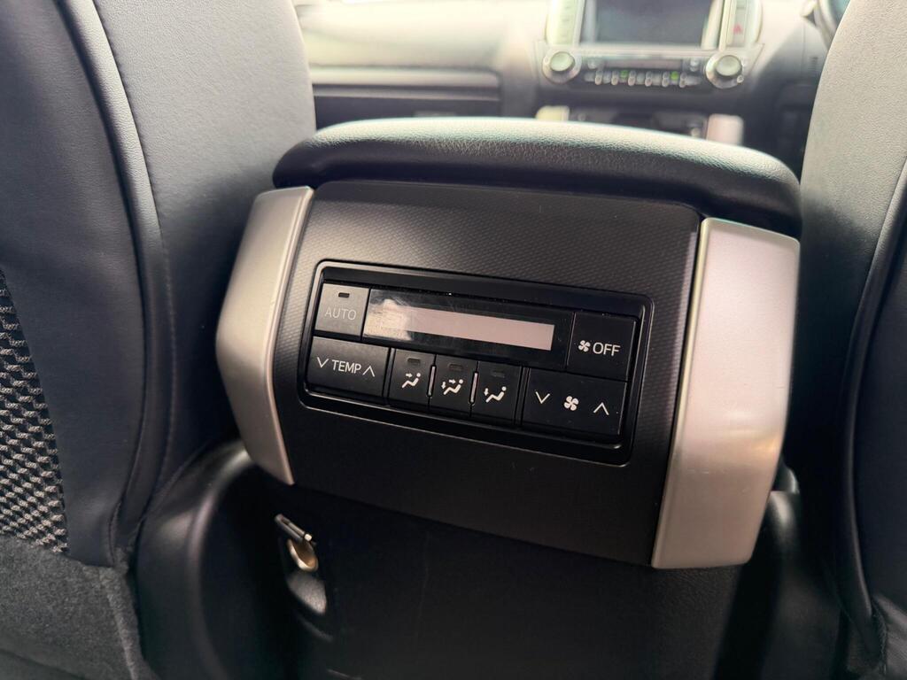 2010 Toyota Land Cruiser thumbnail 38