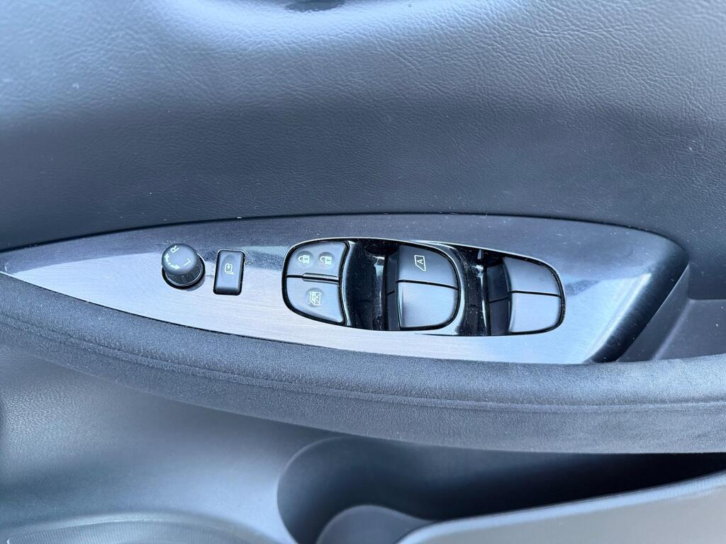 2017 Nissan Leaf thumbnail 22