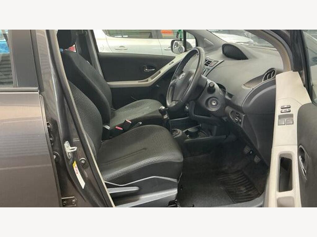 2011 Toyota Yaris thumbnail 10