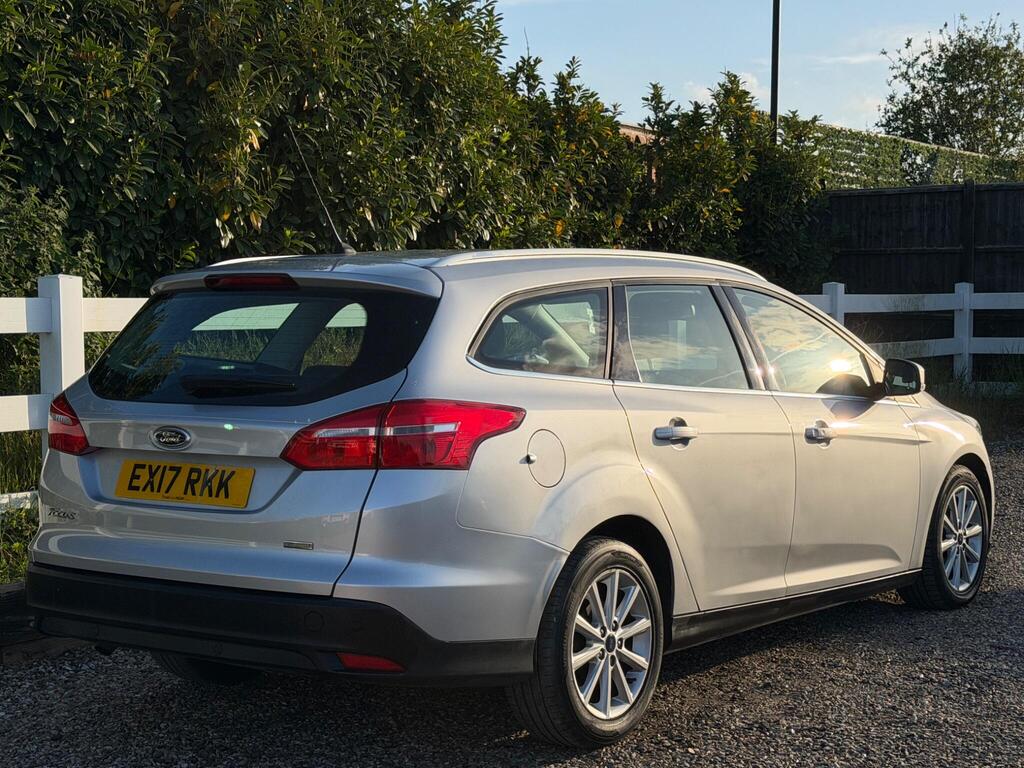 2017 Ford Focus thumbnail 13