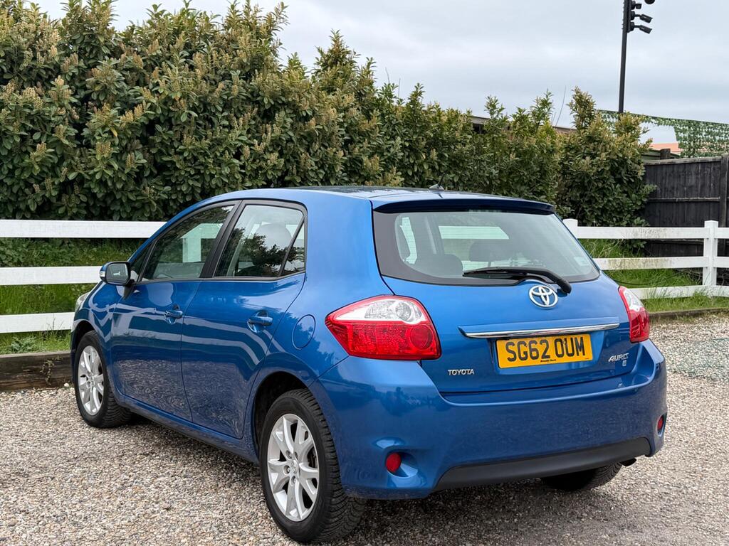 2012 Toyota Auris thumbnail 9