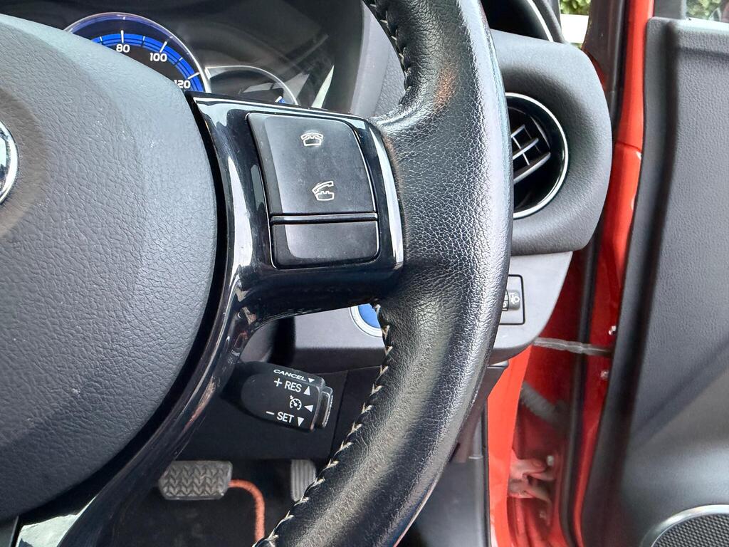 Toyota Yaris 1.5 VVT-h Orange Edition E-CVT Euro 6 5dr thumbnail 12