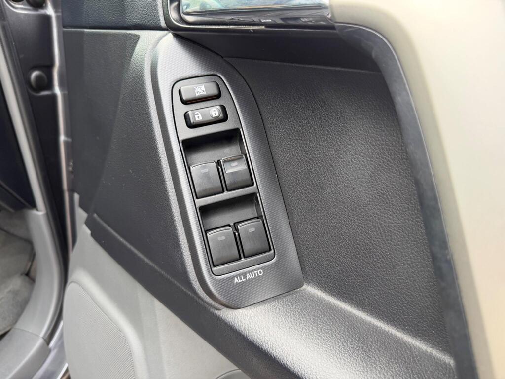 2010 Toyota Land Cruiser thumbnail 41
