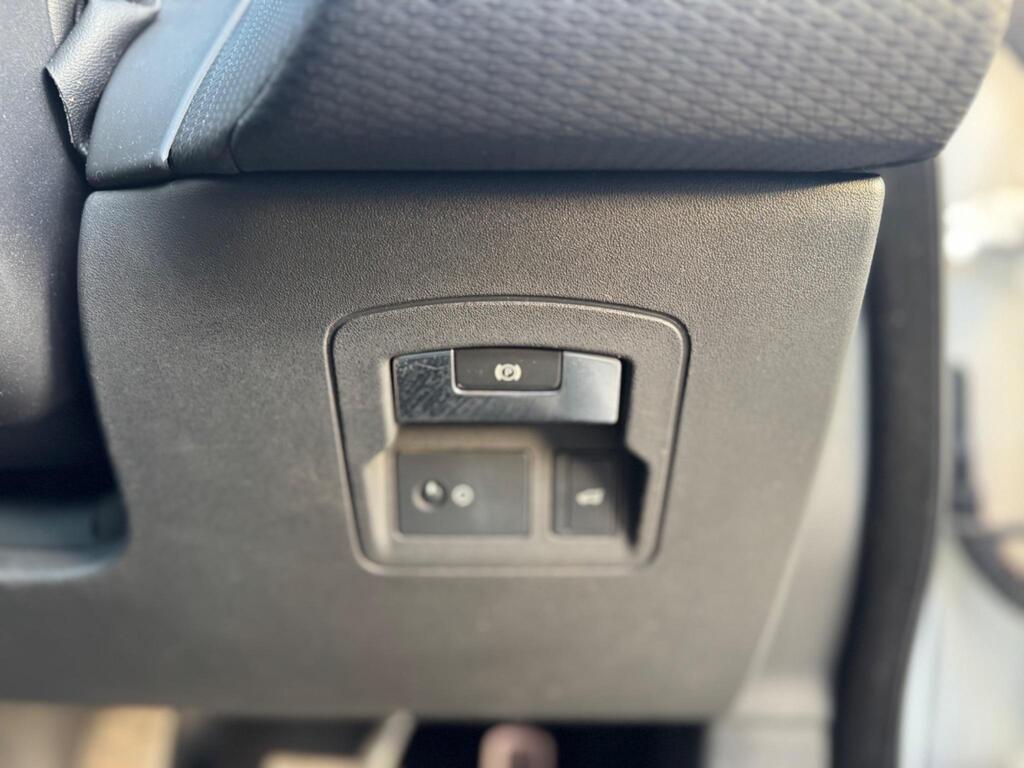 Land Rover Range Rover Velar 2.0 D240 R-Dynamic S Auto 4WD Euro 6 (s/s) 5dr thumbnail 31