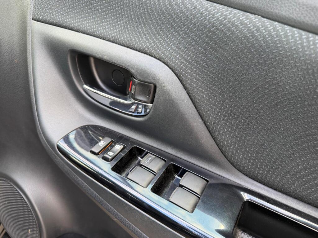 2017 Toyota Yaris thumbnail 27