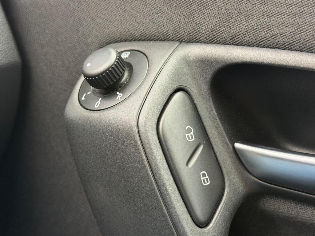 2013 Volkswagen Polo thumbnail 21