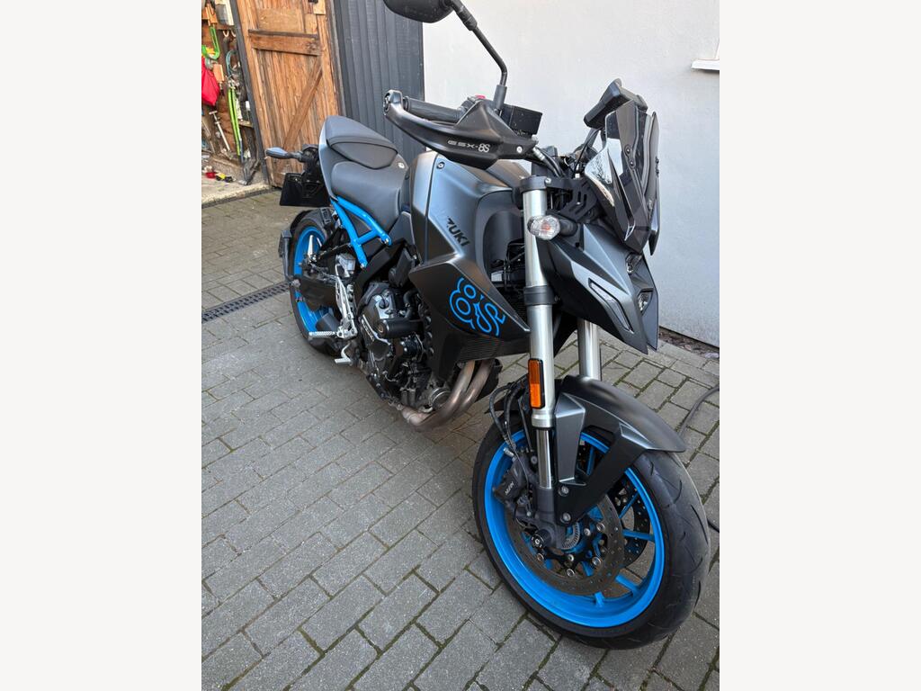 Suzuki GSX-8S