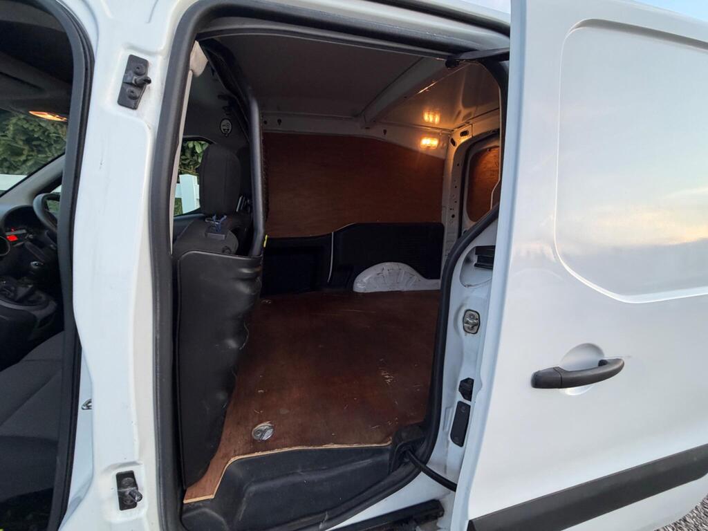 2017 Peugeot Partner thumbnail 21