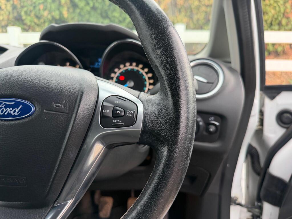 2015 Ford Fiesta thumbnail 30