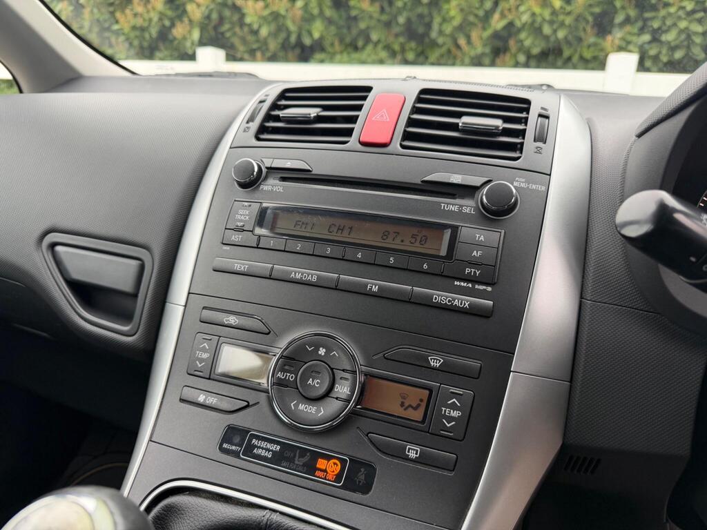 2010 Toyota Auris thumbnail 15