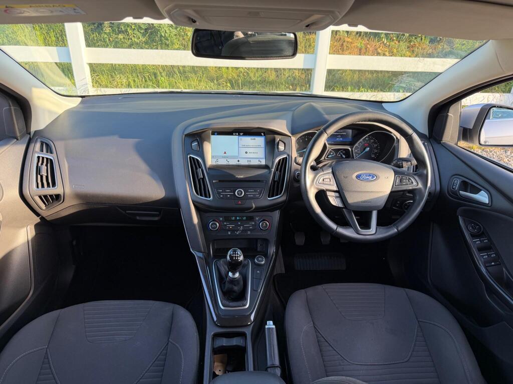 2017 Ford Focus thumbnail 2