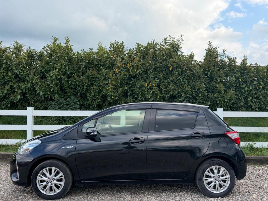 2017 Toyota Yaris thumbnail 9