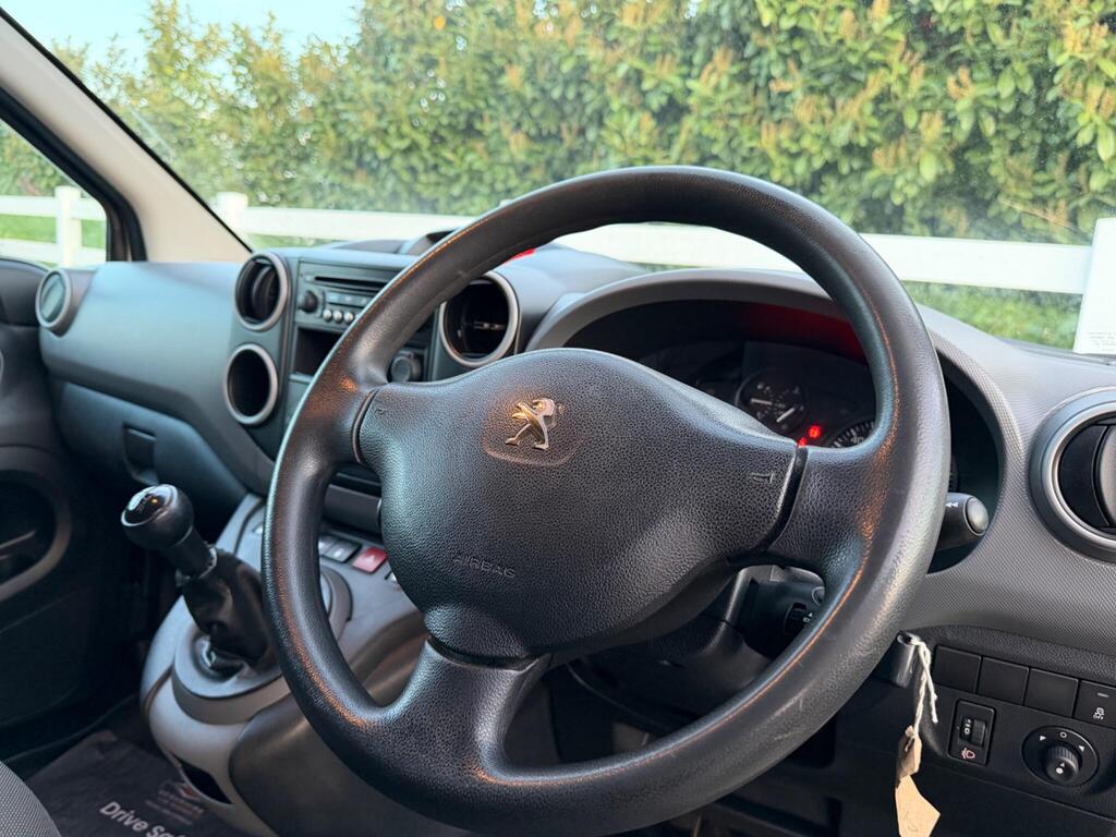 2017 Peugeot Partner thumbnail 25