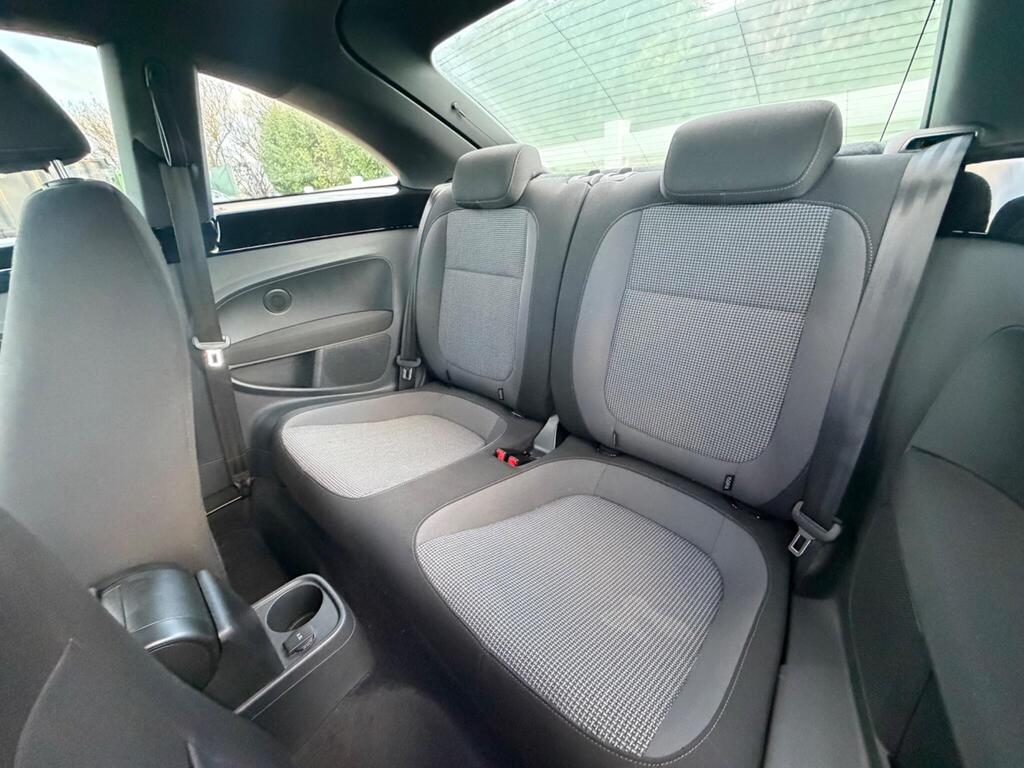 2014 Volkswagen Beetle thumbnail 18