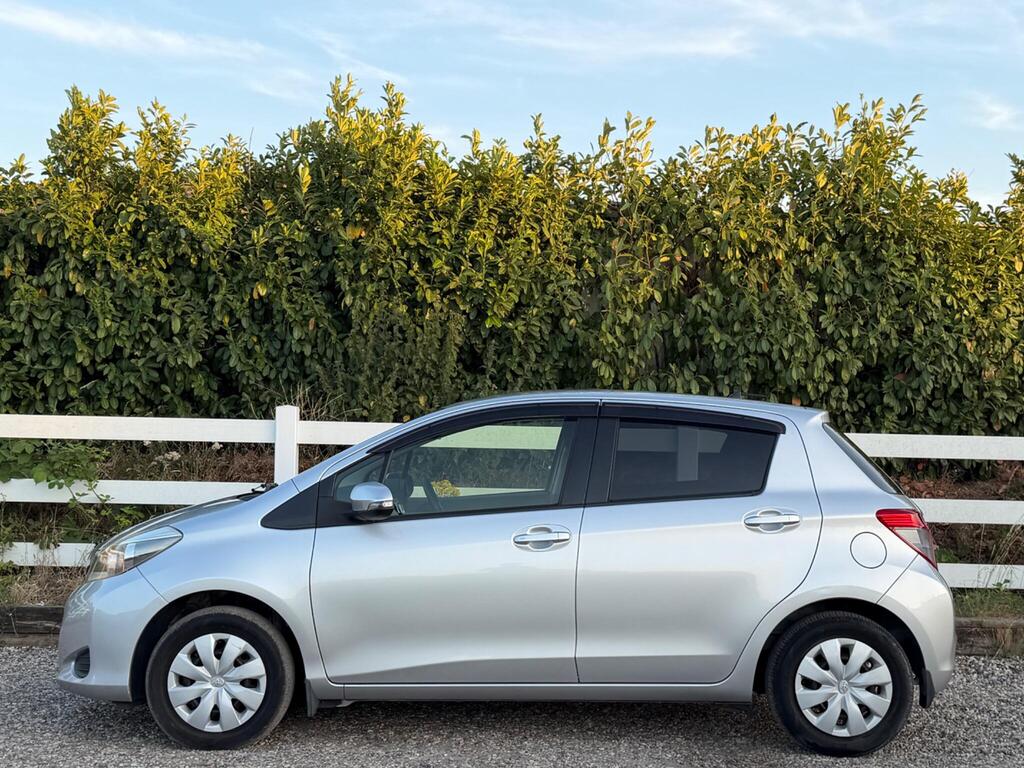 2013 Toyota Yaris thumbnail 9