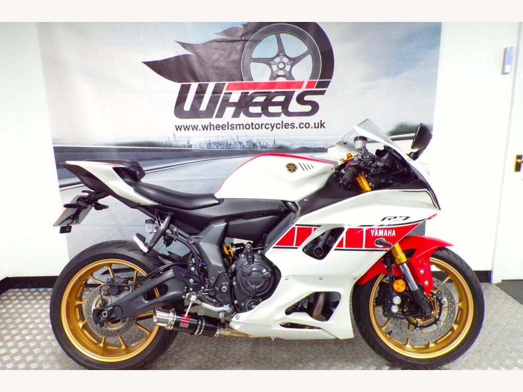 Yamaha R7
