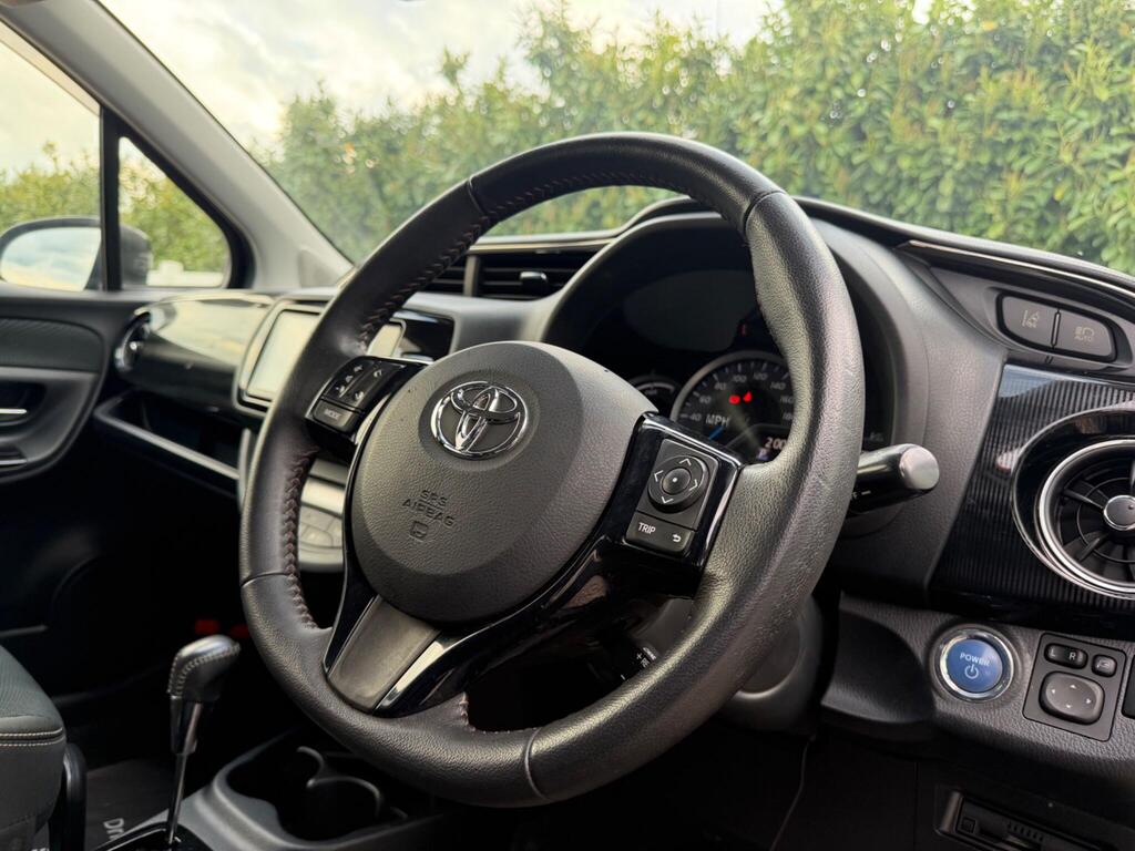 2017 Toyota Yaris thumbnail 31
