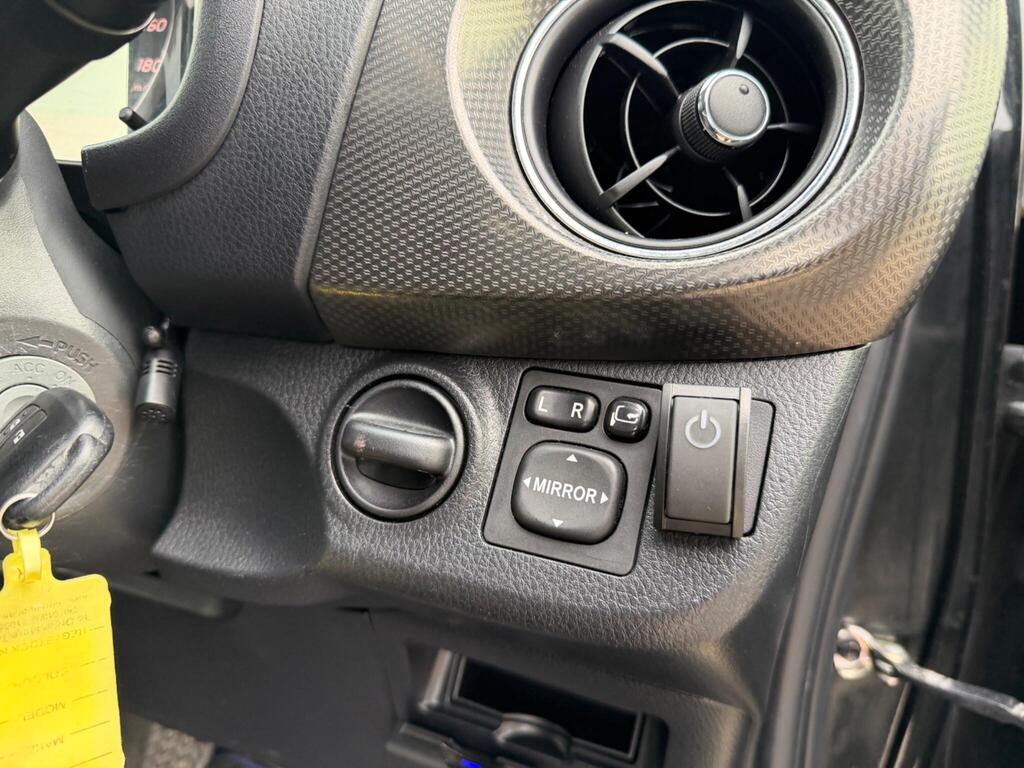 2016 Toyota Yaris thumbnail 23