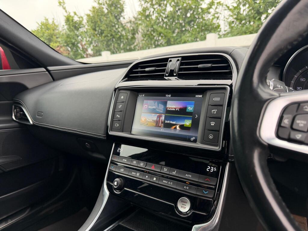 2015 Jaguar XE thumbnail 32