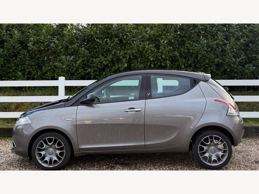 2013 Chrysler Ypsilon thumbnail 9