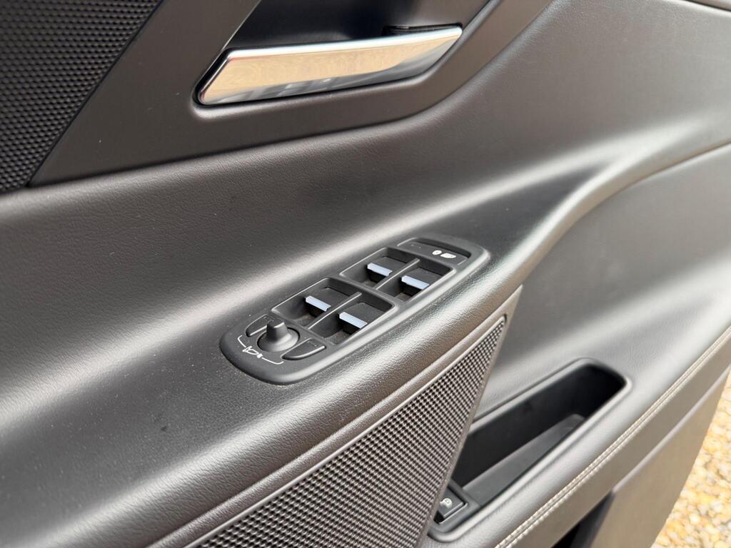 2015 Jaguar XE thumbnail 24