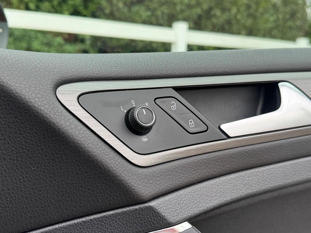 Volkswagen Golf 2.0 TDI BlueMotion Tech SE DSG Euro 5 (s/s) 5dr thumbnail 29