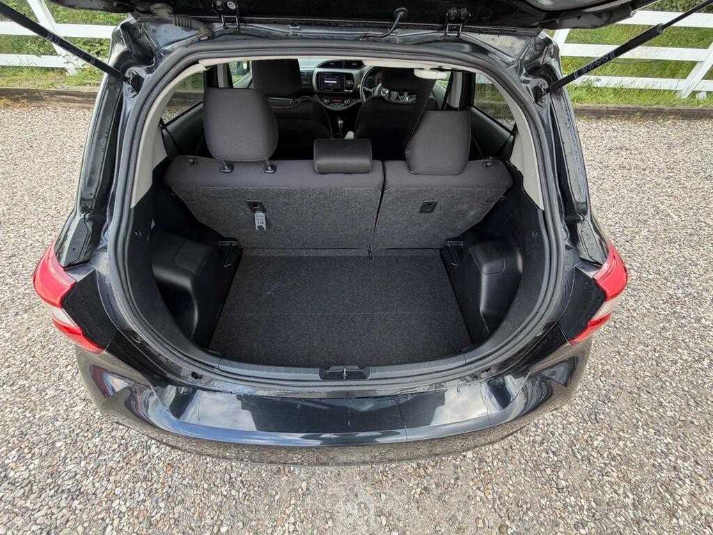 2017 Toyota Yaris thumbnail 29