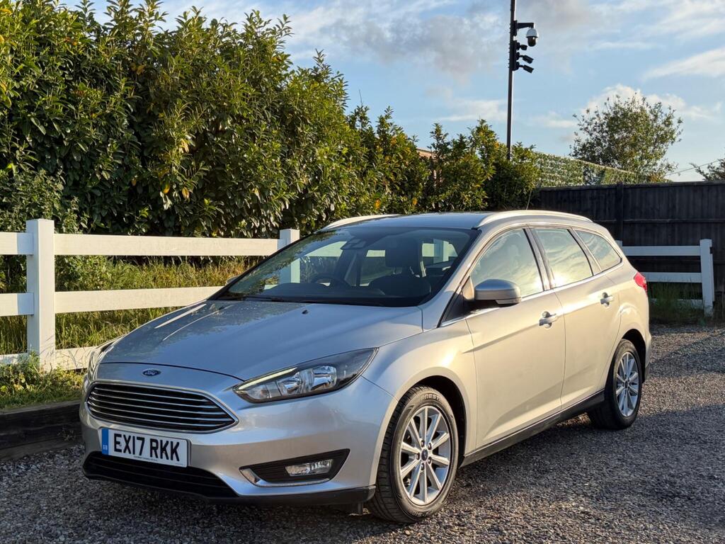 2017 Ford Focus thumbnail 3