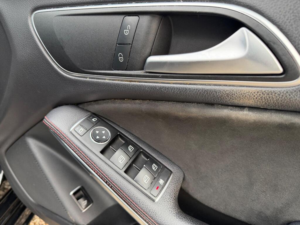 2016 Mercedes-Benz CLA thumbnail 32