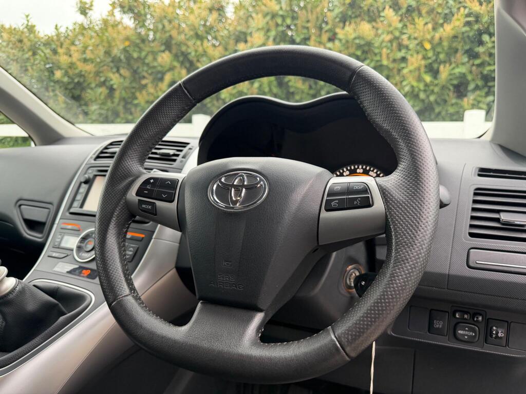 2012 Toyota Auris thumbnail 32