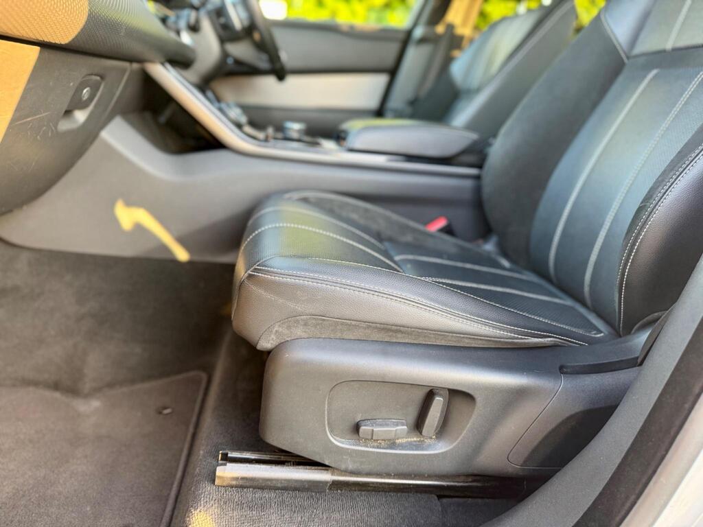 Land Rover Range Rover Velar 2.0 D240 R-Dynamic S Auto 4WD Euro 6 (s/s) 5dr thumbnail 19