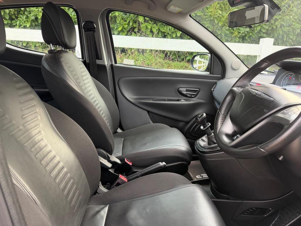 2013 Chrysler Ypsilon thumbnail 17