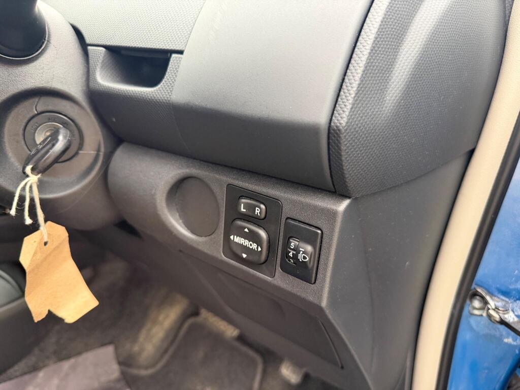 2010 Toyota Yaris thumbnail 28