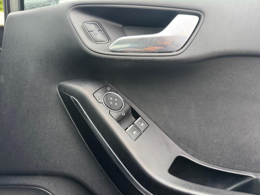 Ford Fiesta 1.0T EcoBoost Titanium Euro 6 (s/s) 3dr thumbnail 22