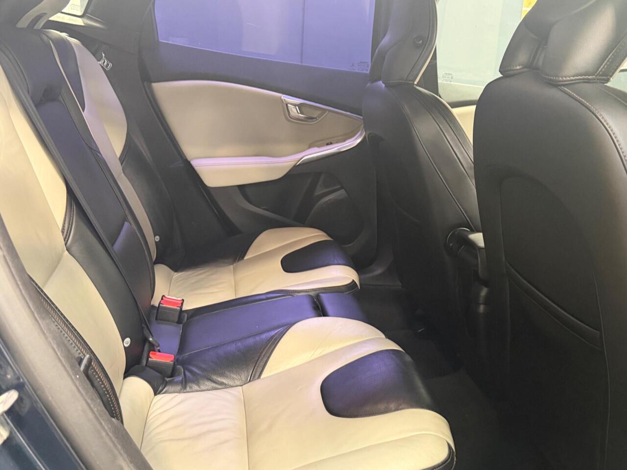 Volvo V40 Cross Country — photo 34