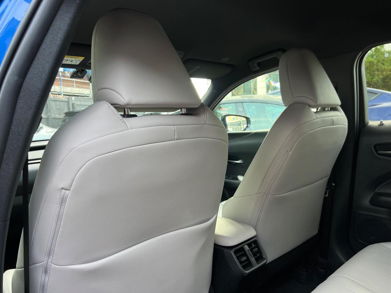 Lexus UX — photo 28