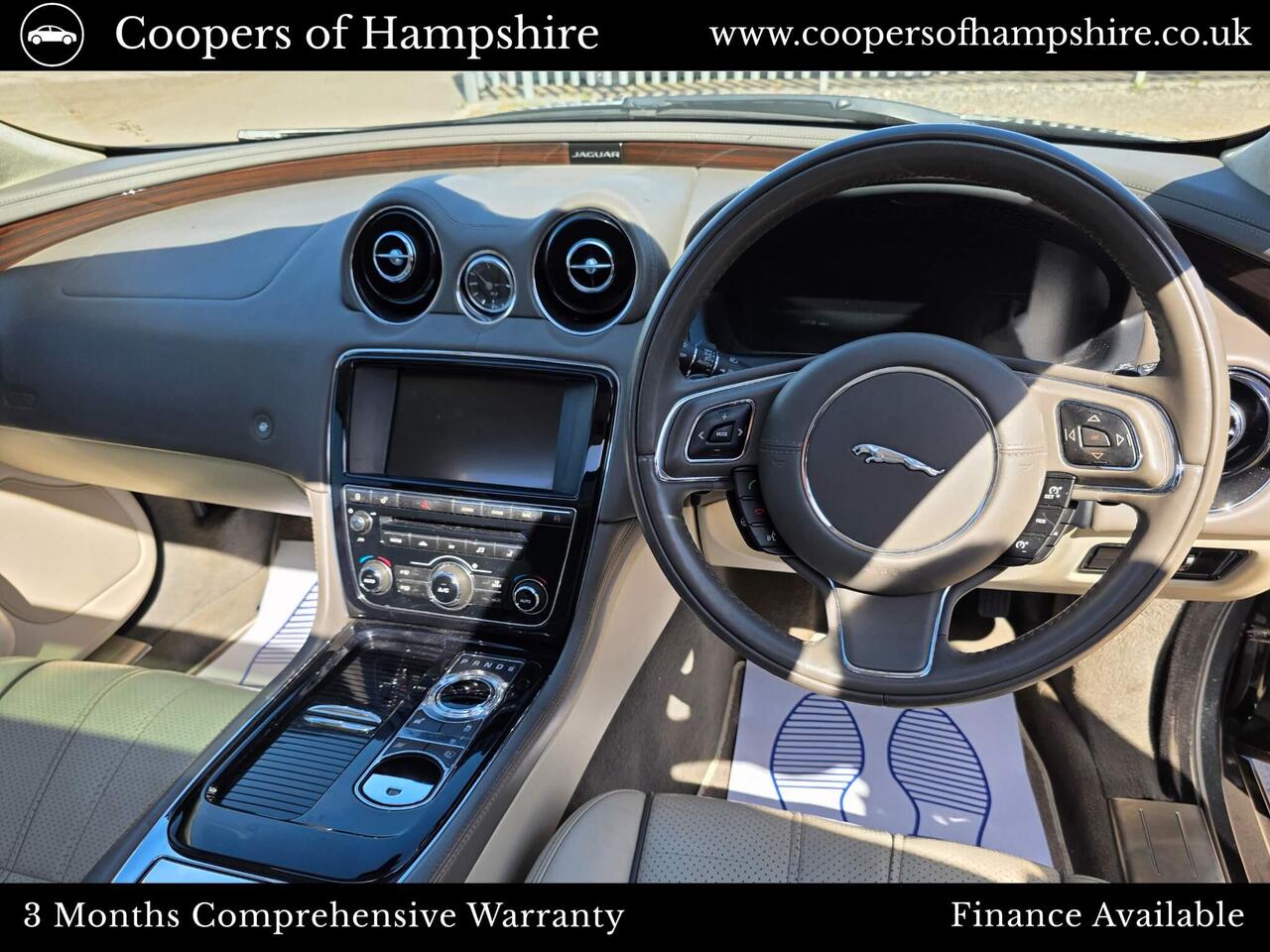 Jaguar XJ — photo 16