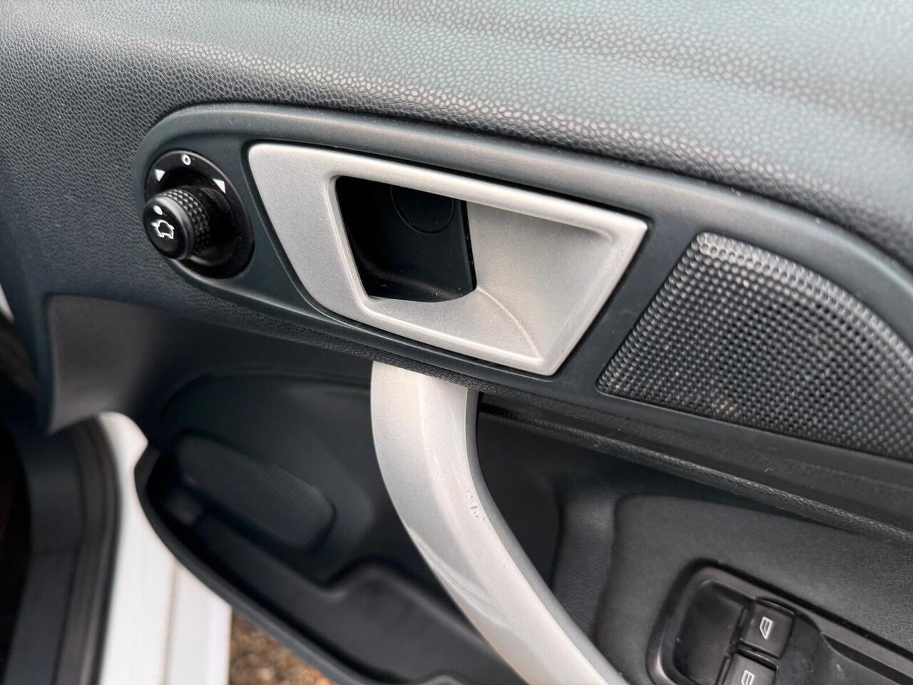 Ford Fiesta — photo 19
