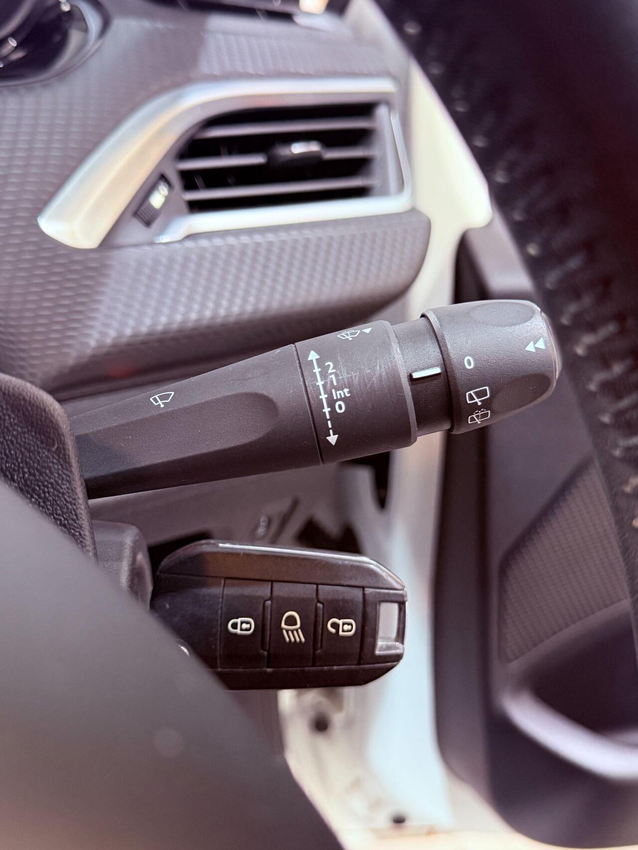 Peugeot 208 — photo 39