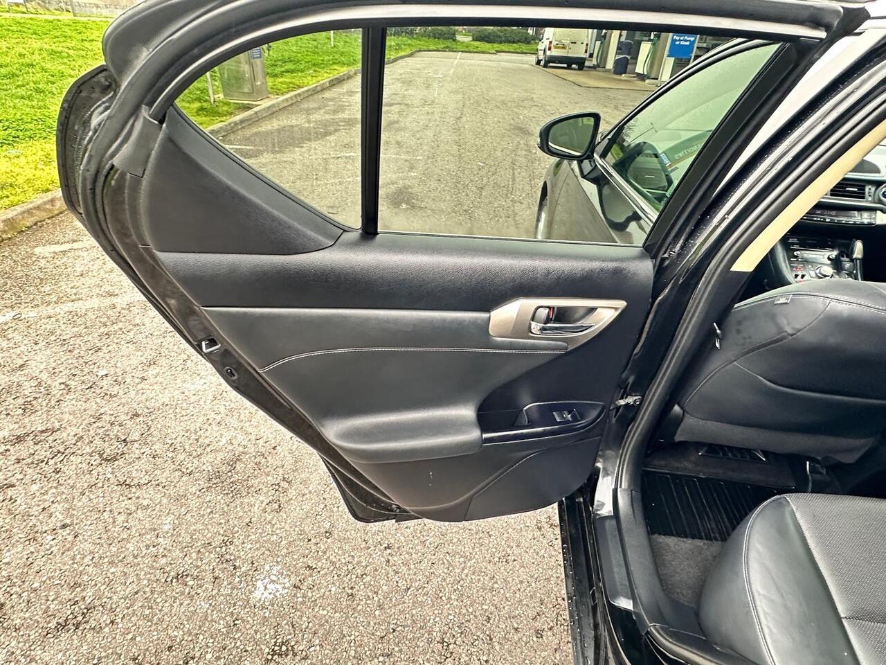 Lexus CT — photo 32